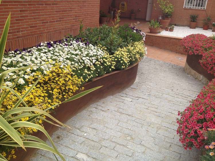 trädgård dekoration-rost-corten-stål-upphöjda säng-kullersten-gångväg