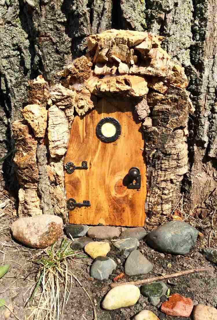gör-det-själv-trädgård-dekoration-gnome-dörrkarm-bark-småsten-trädgårdsväg