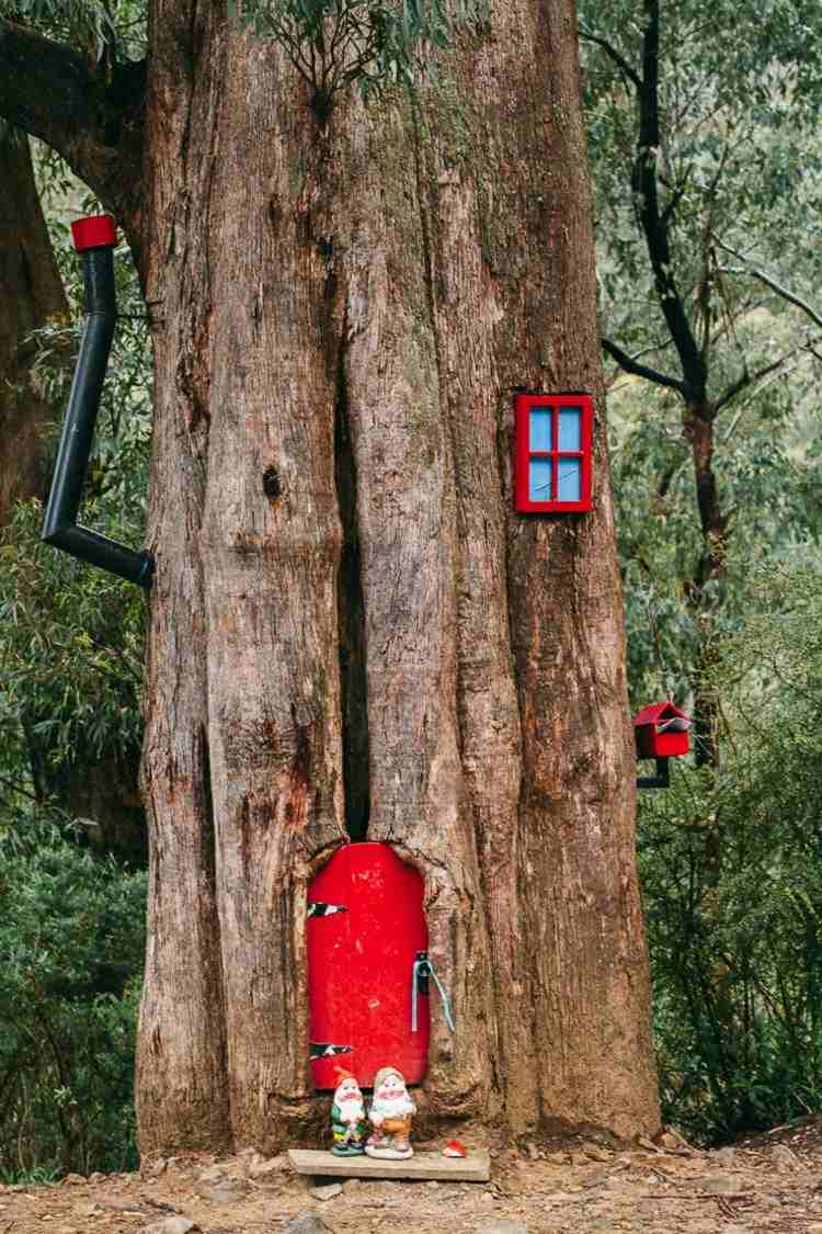 gör-det-själv-trädgård-dekoration-röd-design-skorsten-fönster-brevlåda-figur