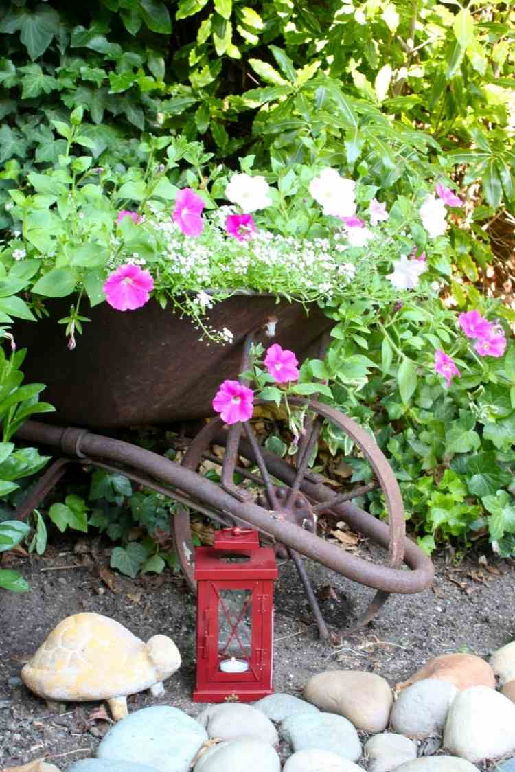 trädgård-dekoration-gör-det-själv-rostiga-skottkärra-blommor