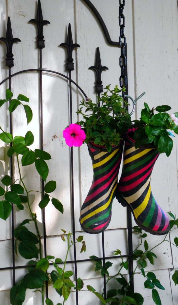 trädgård-dekoration-gör-det-själv-gamla-gummi-stövlar-blommor