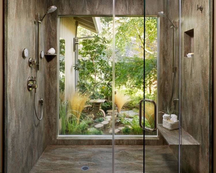 badrum med skjutbara glasdörrar som leder till trädgården