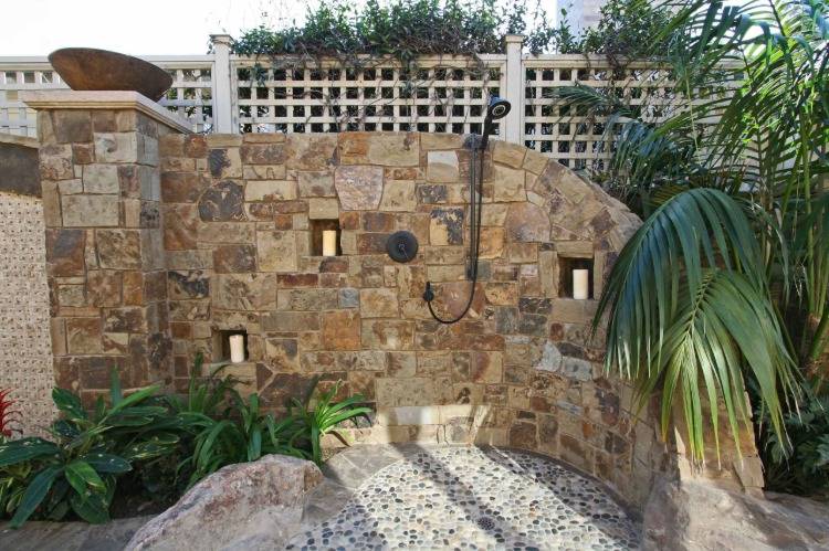 stengolv och rustika stenplattor som väggbeklädnad, trädgårdsduschväggar