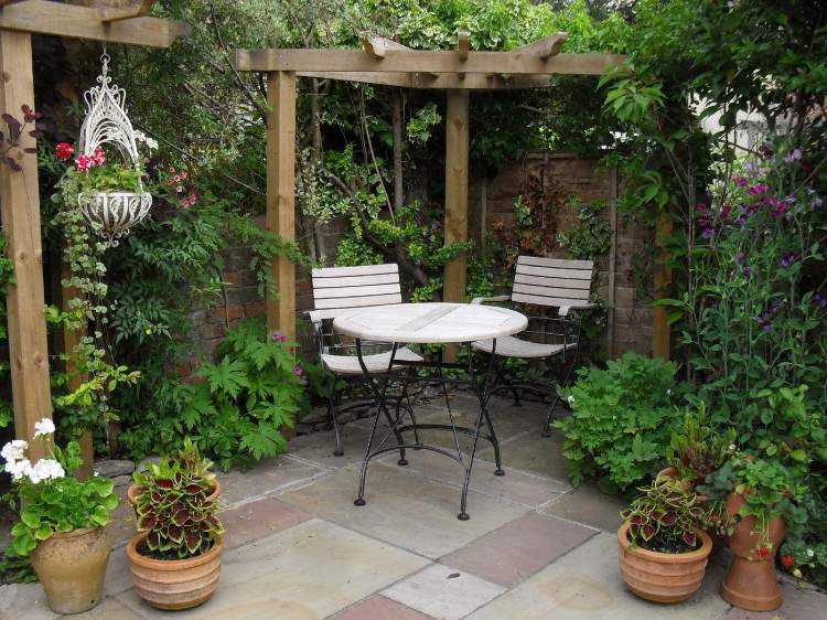 design trädgård hörn liten pergola sittgrupp trädgård bord stolar