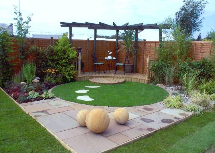 design trädgård hörn romantisk sittplats pergola däck runt gräsmatta