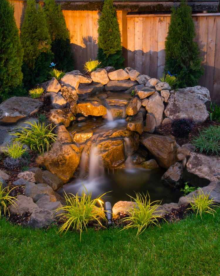 Trädgårdshörn design trädgård damm vattenfall stenar