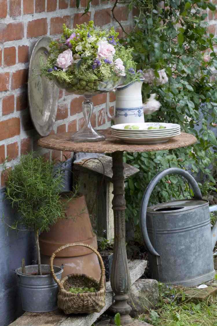 trädgård hörn design dekorera vintage deco idéer bord vattenkanna zink