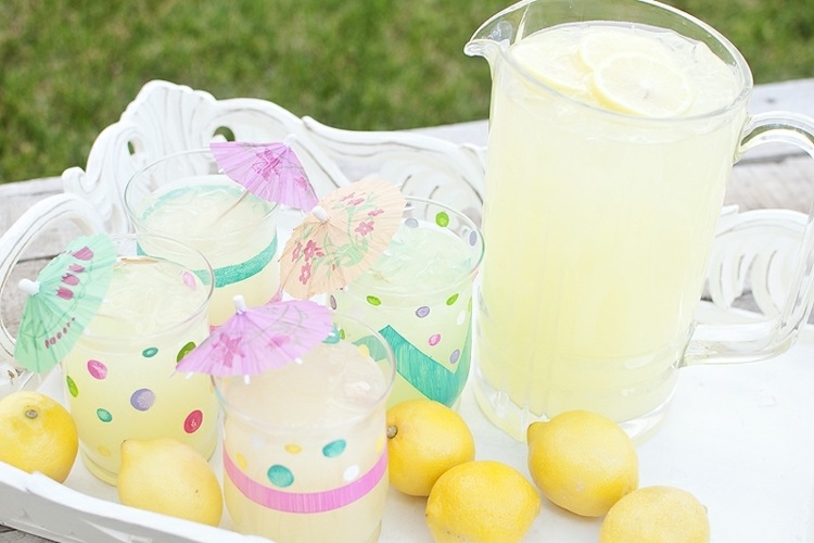 trädgård fest-dekoration-glas-gäster-färgglada-måla-limonad