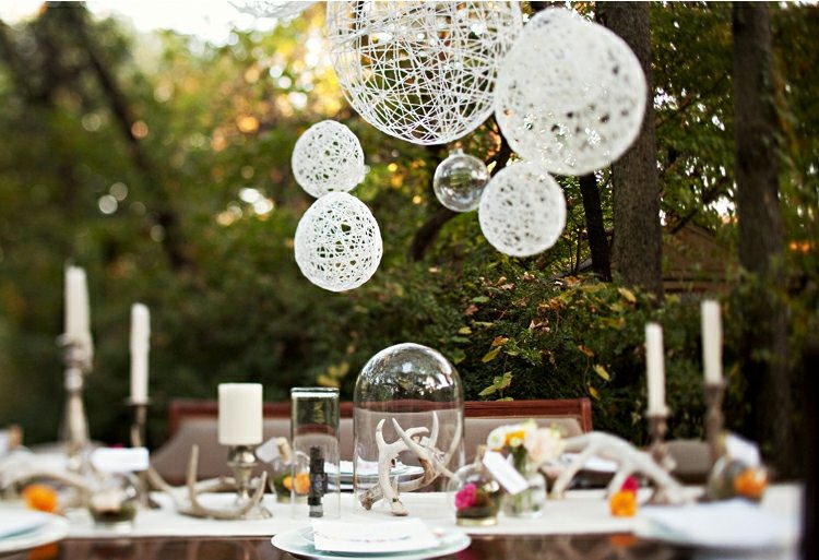 trädgård fest-dekoration-lyktor-vit-sladd-lim-nät-bollar-matbord