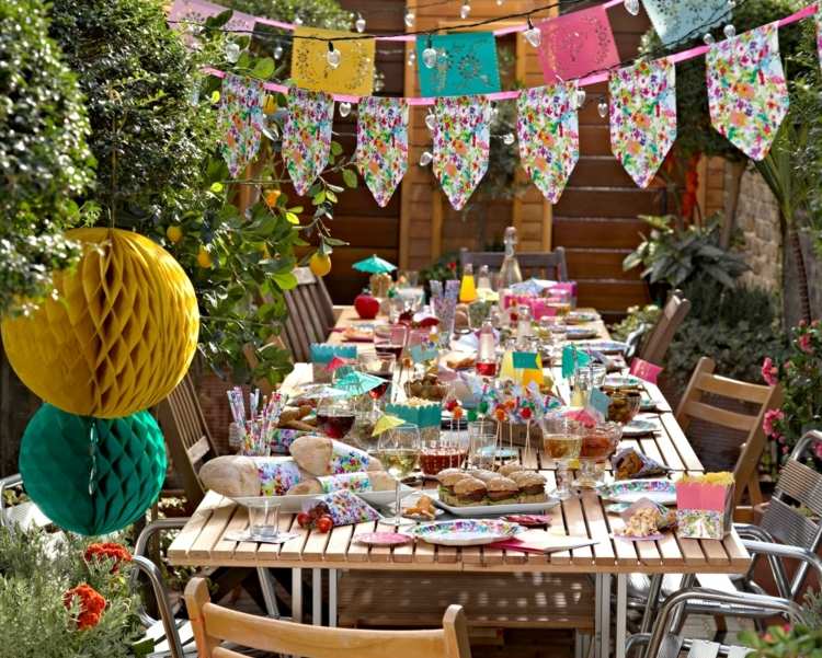 trädgårdsfest-dekoration-trädgårdsmöbler-trä-färgglada-tak-kransar-pappersbollar