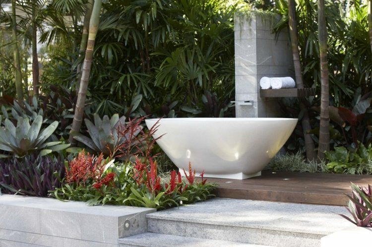 Trädgårdsdesign 2015 fristående bad utanför saftigt betonggolv