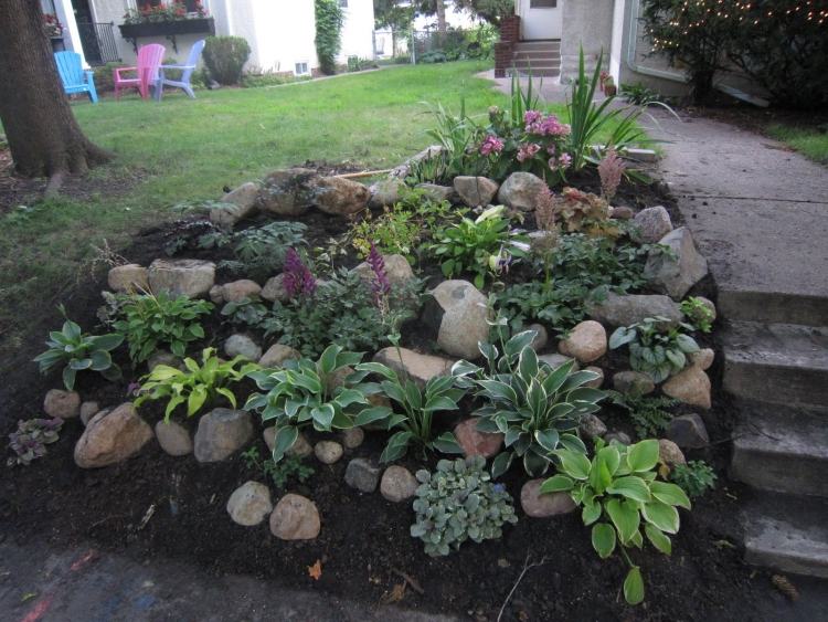 trädgård design-lutning-idéer-växter-funkien-stenar