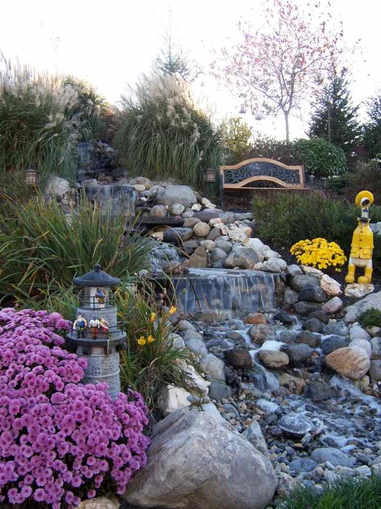 trädgård design-lutning-idé-vatten-system-bachle-blommor
