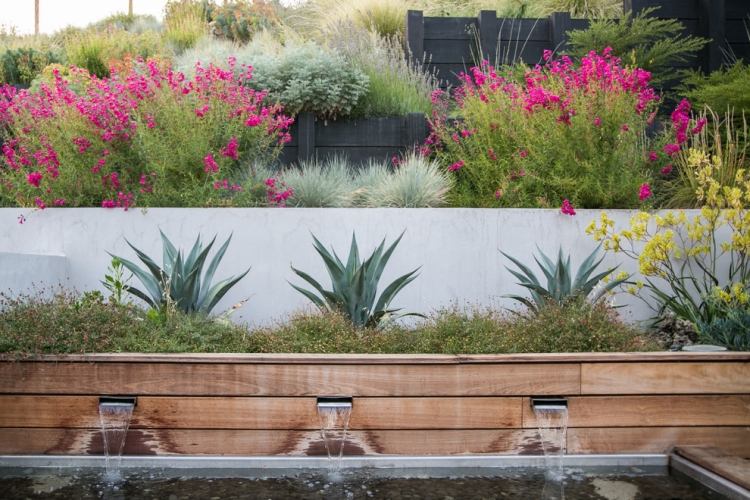trädgårdsdesign-sluttning-terrass-stödvägg-betong-trä-vattensystem