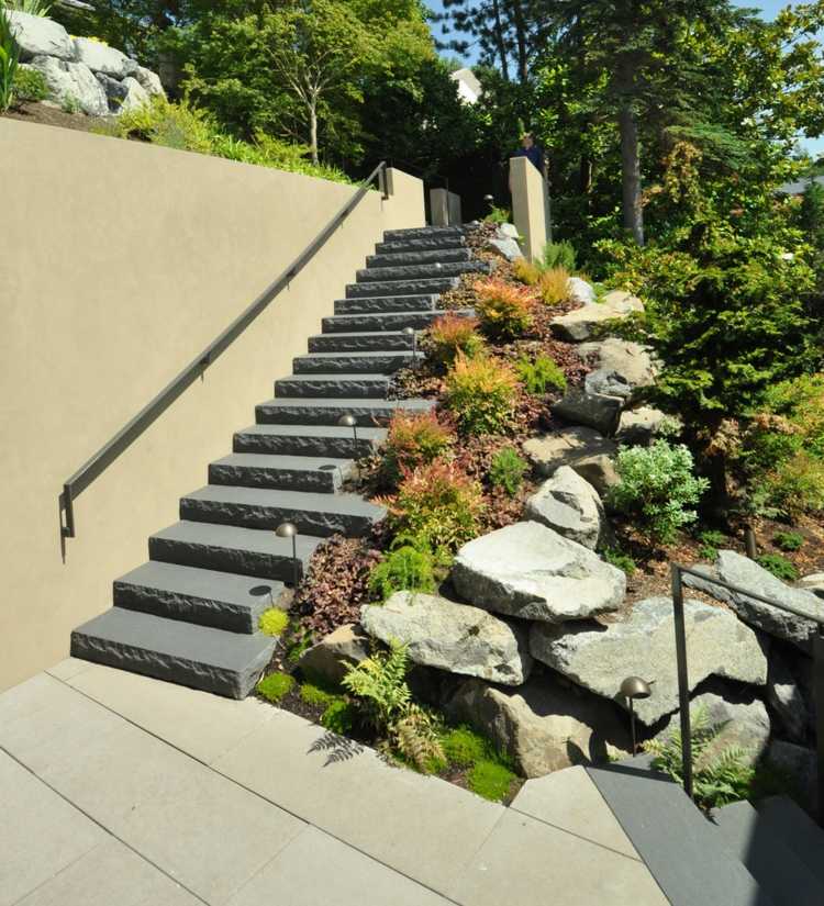 trädgård-design-på-sluttningen-trappor-modern-sten-trädgård-markskydd