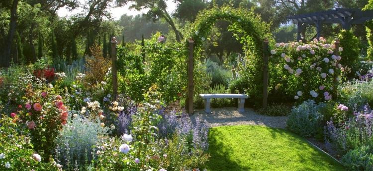 saga-trädgård-design-med-bilder-sten-bänk-blommande-trädgård