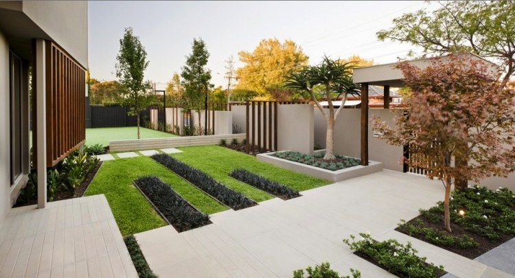 trädgård-design-bilder-moder-framgård-gräsmatta-sängar-kantning-robust