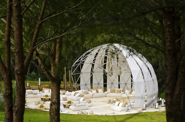 Metallkonstruktion-tält-liknande-sfär-med-soffor-och-möbler-för-trädgård-fest