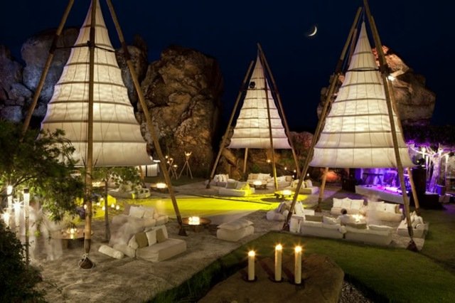 Trädgård-idé-för-utomhus-fest-bambu-trä-pyramid-form-som-tält