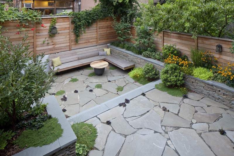 Trädgårdsdesign-små-trädgårdar-platsbesparande-möbler-saftiga