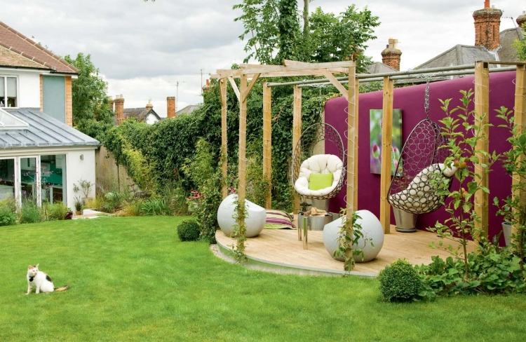 trädgård design-liten-trädgård-tyst-zon-hängande stol-trä pergola