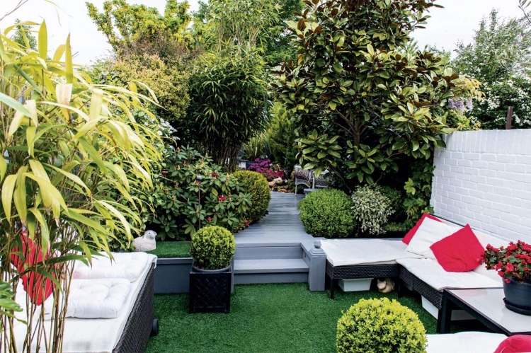 trädgård design-liten-trädgård-gräsmatta-matta-rotting-lounge-möbler