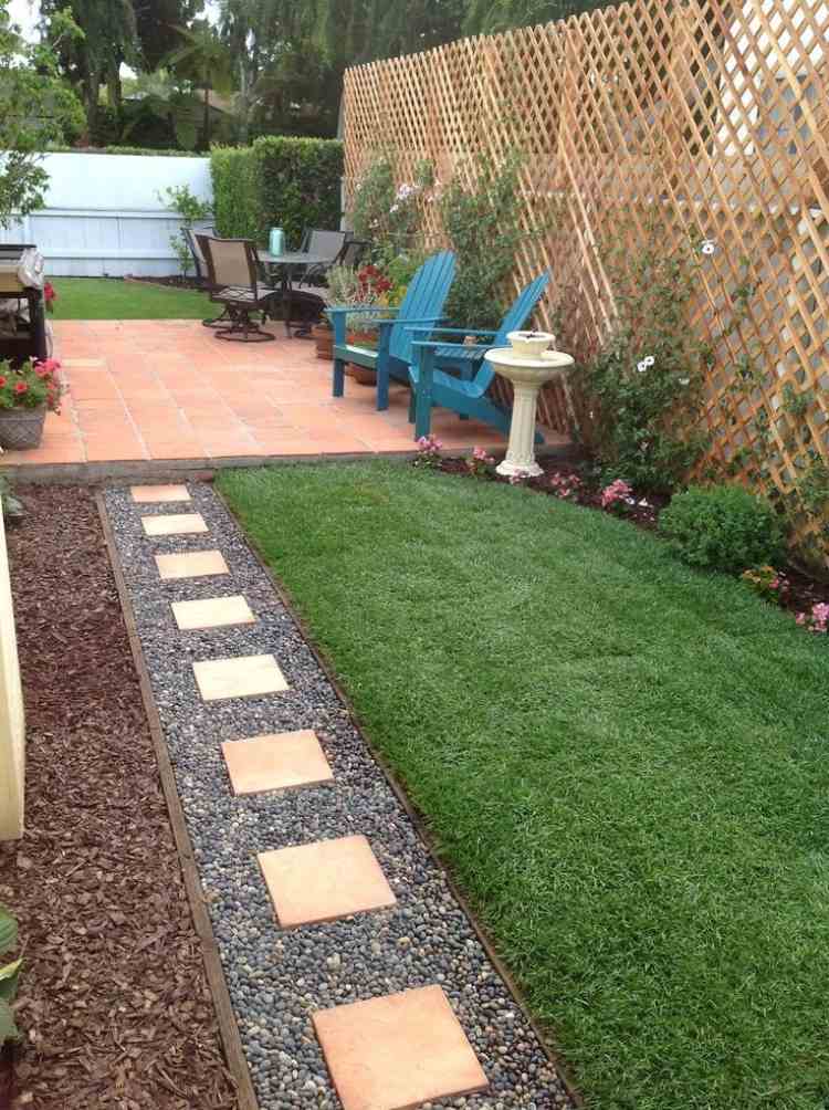 trädgårdsdesign-liten-trädgård-gräsmatta-gångväg-grus-terrakottakakel