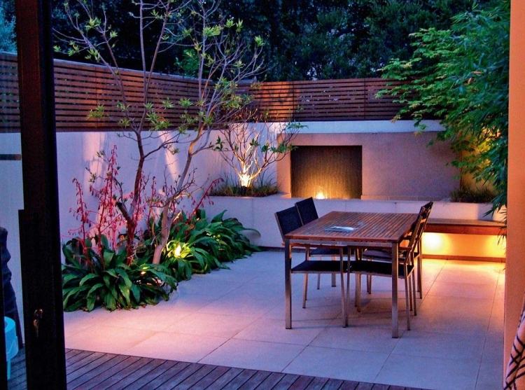 trädgård-design-liten-trädgård-utan-gräsmatta-sekretess-skärm-vägg-natt-belysning