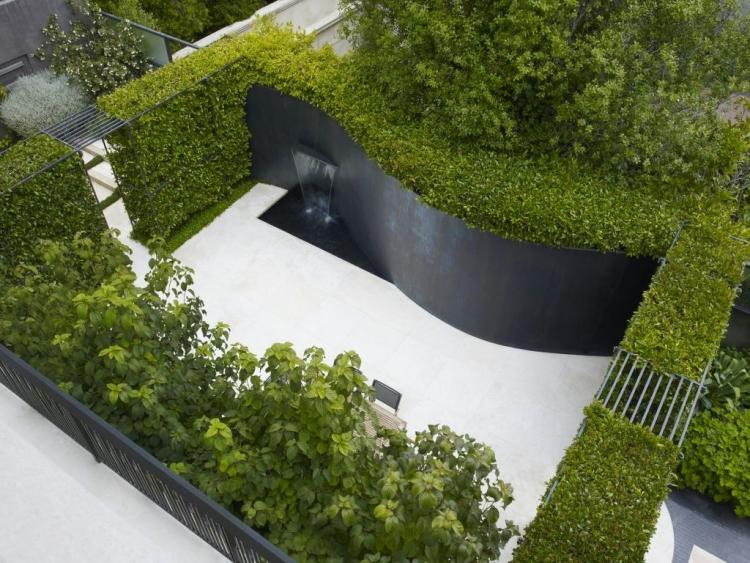 trädgård design-liten-trädgård-häckar-sekretess-skydd-fontän-gargoyles