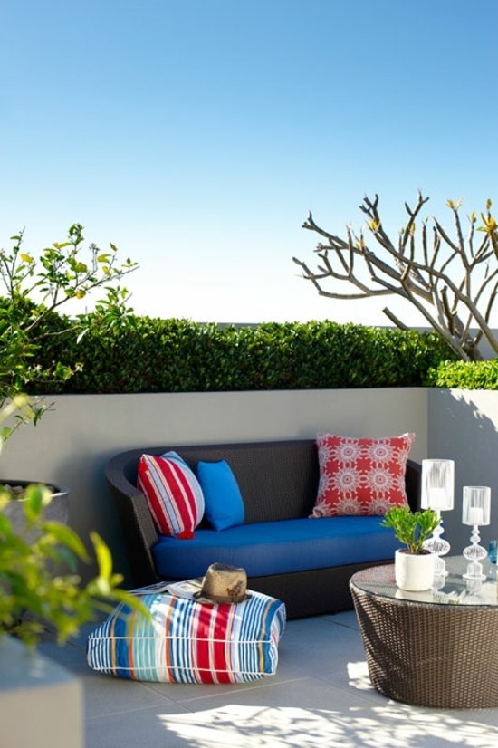 Trädgårdsdesignidéer matplats utomhus frisk luft blå sittdyna deco kudde mönster