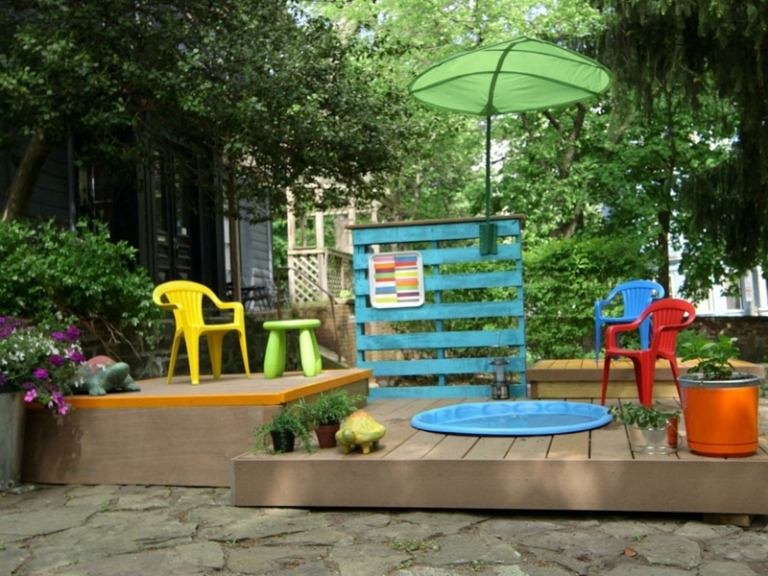 trädgård design idéer mini pool barn lekplats stolar färgglada solskyddspalett