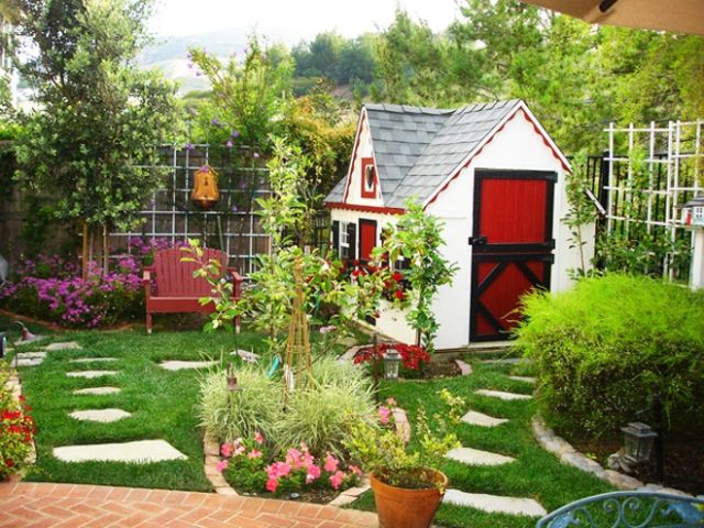 Trädgårdsdesignidéer litet vackert hus sagolekplats