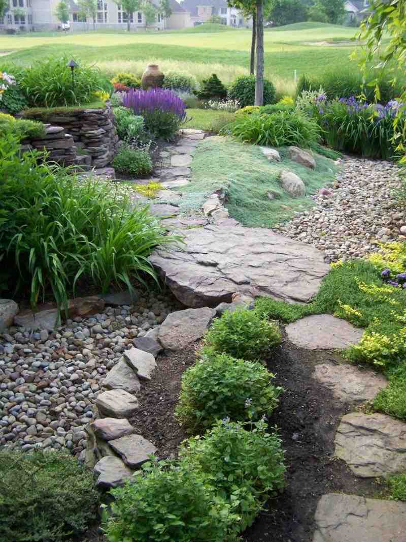 trädgårdsdesign-idéer-trädgårdsväg-stenar-stenar-buskar