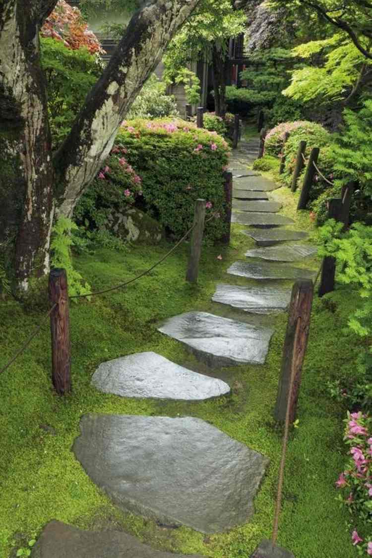 trädgårdsdesign-japansk-land-trädgård-stig-mossa-stenar-träd