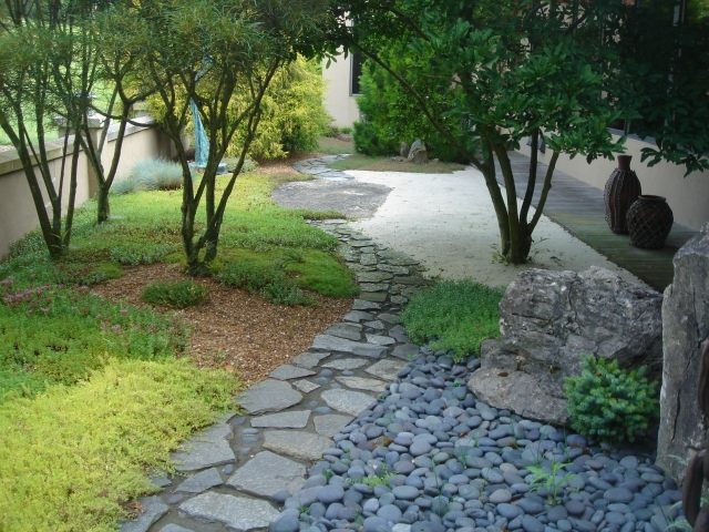 japansk trädgård klivstenar slipade växter småsten