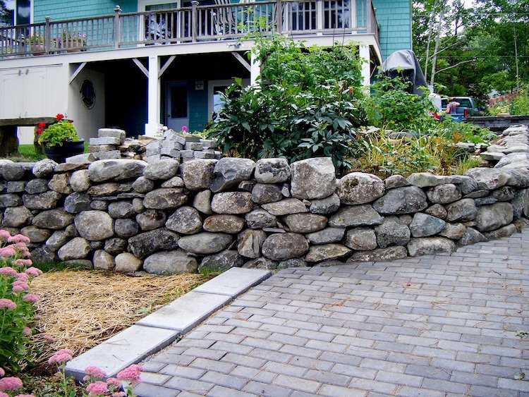 landskapsarkitektur-sluttning-stenar-upphöjda säng-hus-gångväg-buske