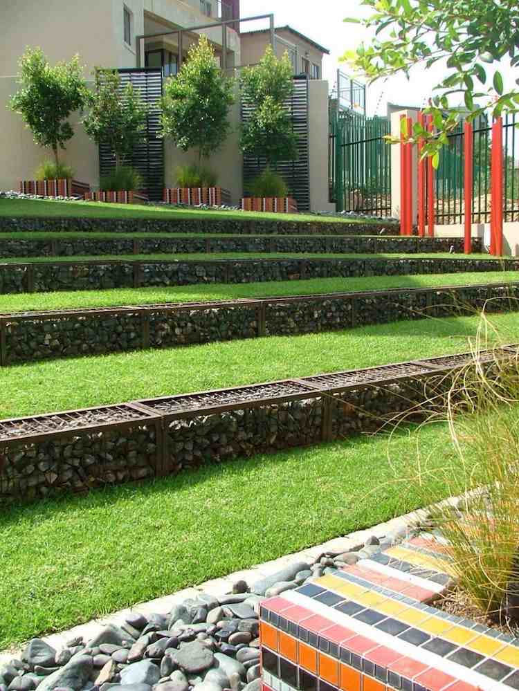 landskapsarkitektur-sluttning-gräsmatta-gabions-modern-terrasserad