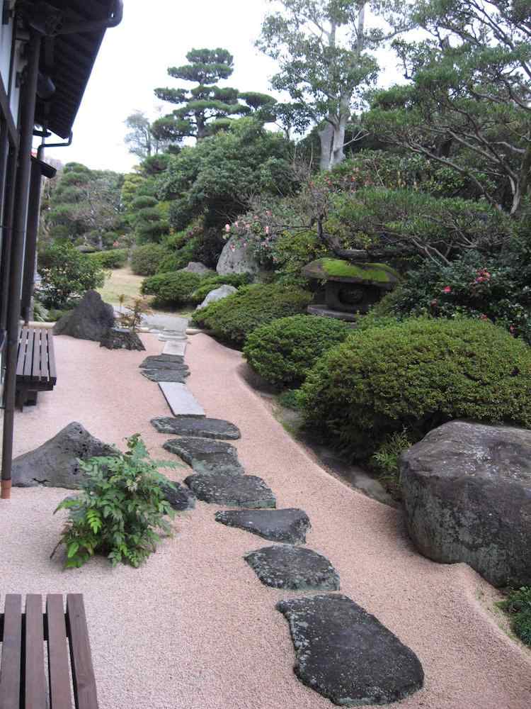 landskapsarkitektur-sluttning-zen-trädgård-sten-trädgård-sand-stenblock-buskar