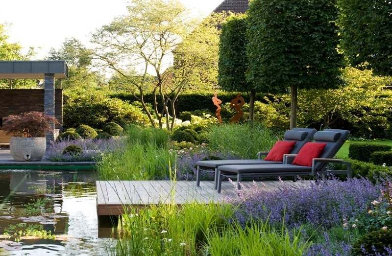 Trädgårdsdesigninspiration Dammträ terrass träd sommarblommor högt gräs