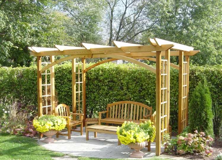 trädgård design-trä-pergola-bänk-hög-sekretess-häck