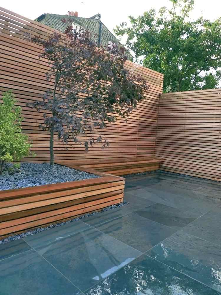 trädgård-design-med-trä-moderna-sten-kakel-sekretess-skärm-upphöjda säng-grus-grå