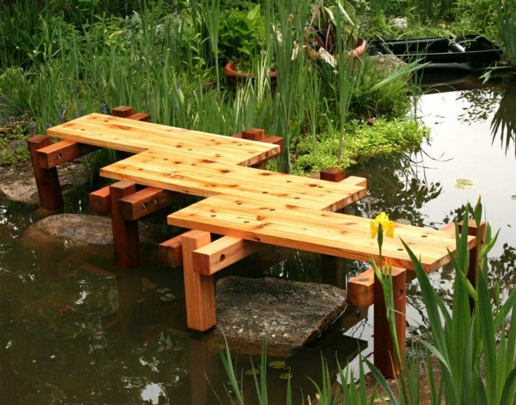 trädgård-design-med-trä-bro-trädgård-damm-japansk stil