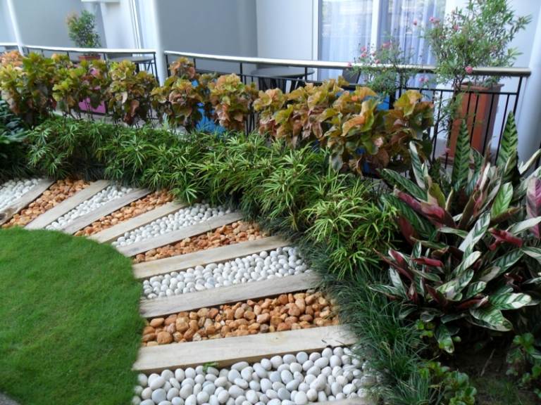 trädgårdsdesign med grusgråbrun trädgårdsväg balkongväxter frodiga