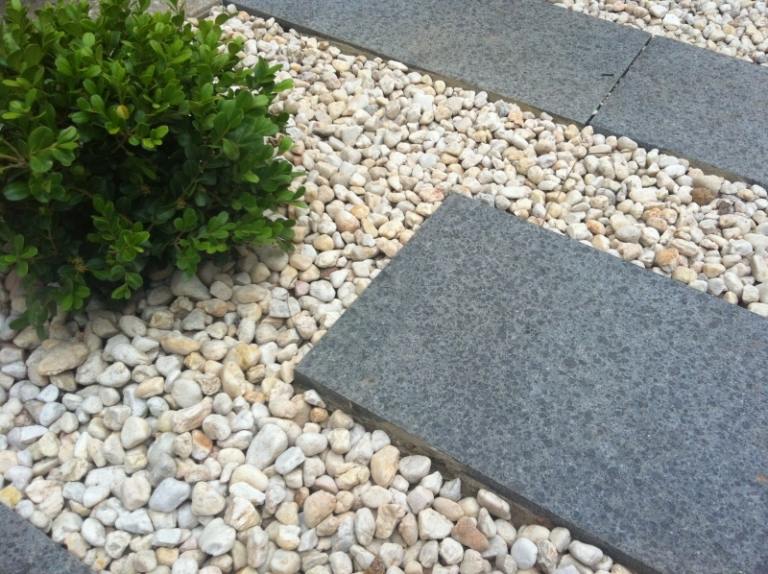 Trädgårdsdesign-grus-trädgårdsstig-granitplattor-buxbom