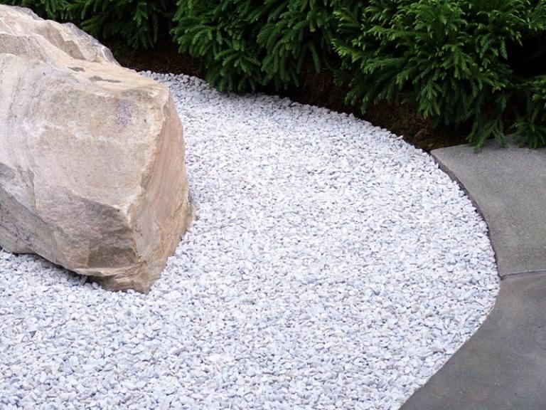 Trädgårdsdesign-grus-japansk stil-sten-barrträd