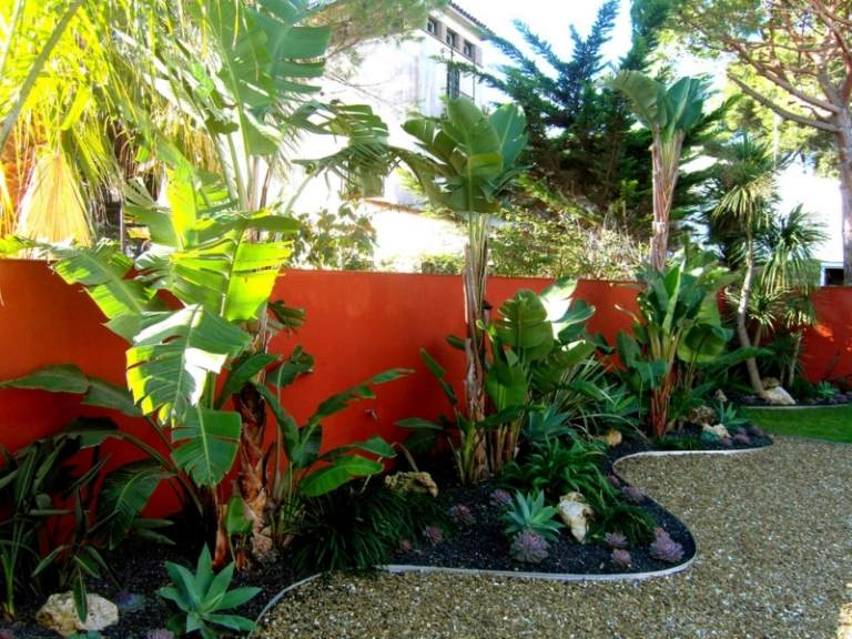 Trädgårdsdesign-grus-idéer-naturstenvägg-succulenter-palmer