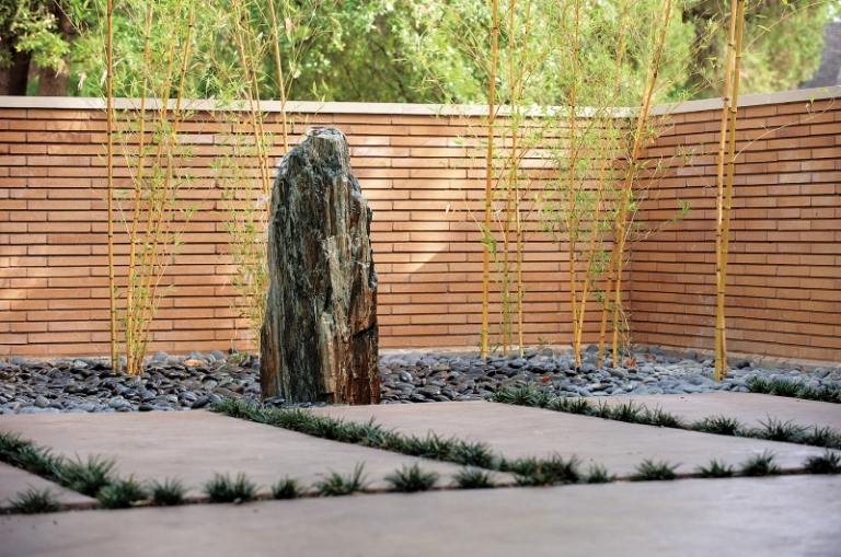 Trädgårdsdesign-grus-bambu-tegelvägg-betongväg