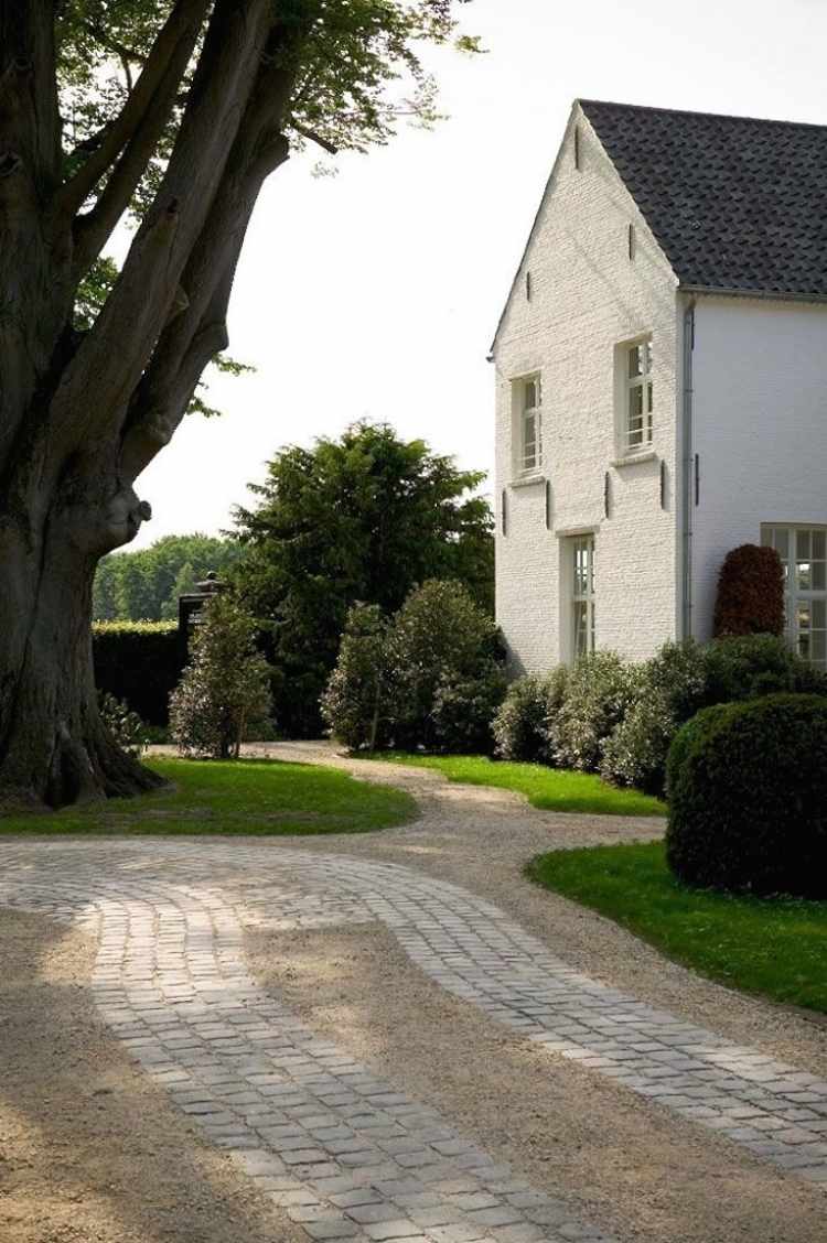 Bergträdgård-skapa-trädgård-design-grus-grus-trottoar-träd-buxbom-granit