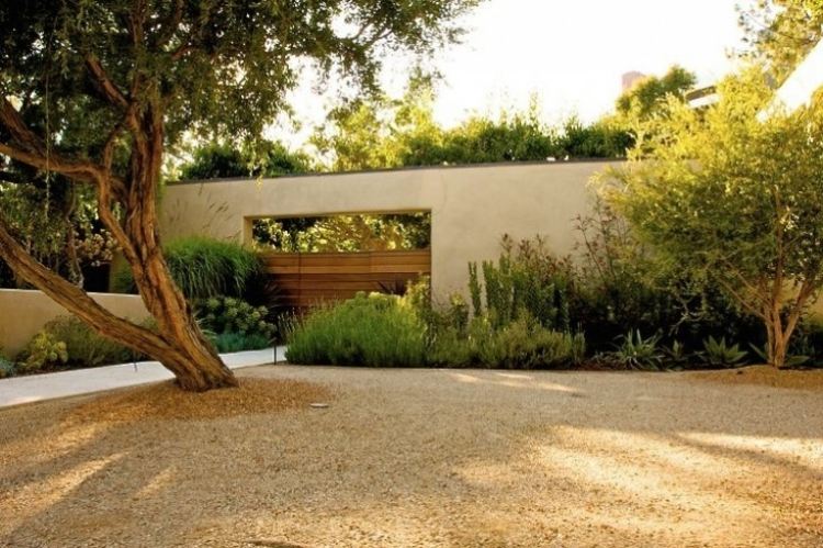 Bergträdgård-skapa-trädgård-design-grus-grus-moderna-trädgårdsträd-buskar