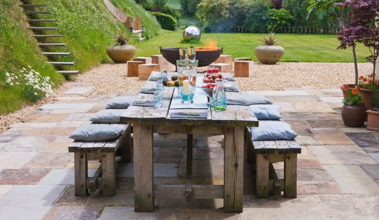 Trädgårdsdesign med sten-terrass-bord-bänkar-massivt trä